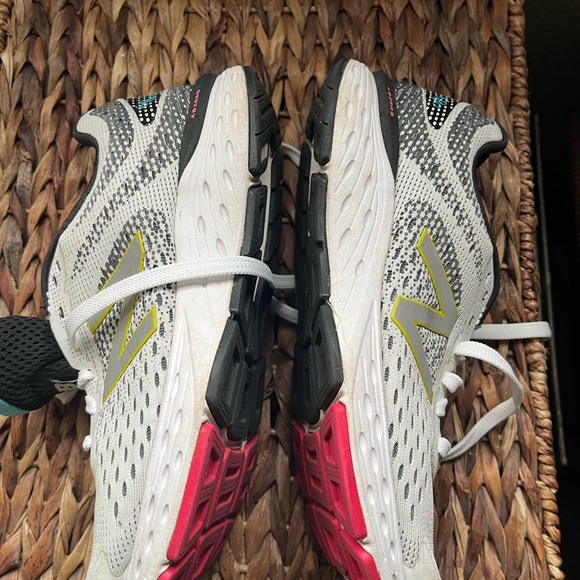 New Balance Women’s 680 v6 White and Yellow Sneakers Size 11 EUC Running Gym - Picture 4 of 7